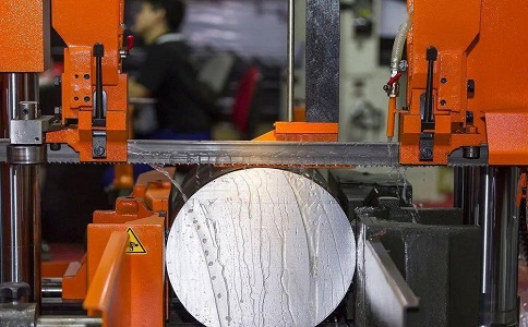 竹溪立式金属带锯床切削出现跑带故障解决方法！